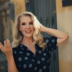 RÜYA ERSAVCI’DAN YENİ TEK’Lİ “YAŞLANIYORUZ”
