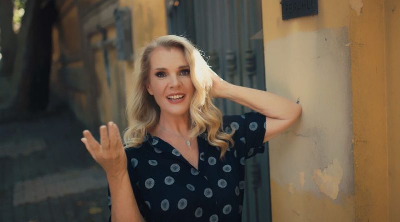 RÜYA ERSAVCI’DAN YENİ TEK’Lİ “YAŞLANIYORUZ”